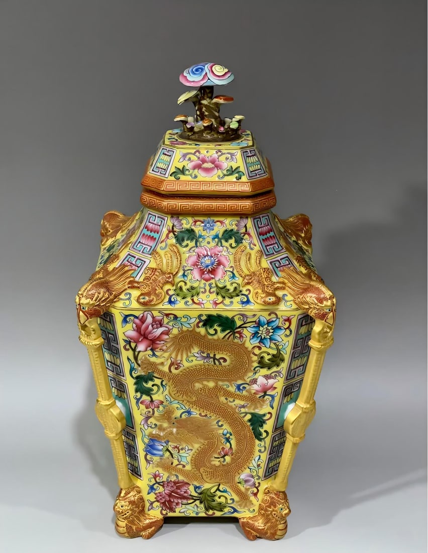 A piece of Qianlong year yellow ground flower head pattern dragon and phoenix gold carved square: Qianlong year yellow ground flower head pattern dragon and phoenix gold carving square Ganoderma lucidum lid jar SIZE: mouthD:7.7cm H:28.9cm abdominalD:14.2cm Bottom diameter 10.6cm (The Dimensions Of