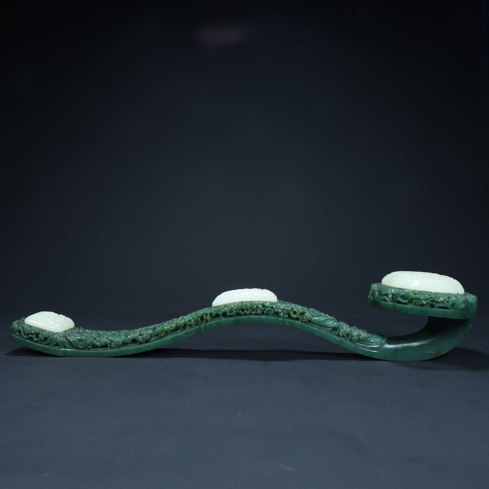 A Qing Dynasty jasper inlaid with white jade ruyi ornament: Qing Dynasty jasper inlaid white jade ruyi ornament SIZE: H:8cm L:44.5cm W:11cm W:1.6kg (The Dimensions Of All Batches Are Manually Measured.If You Need More Detailed Information, Please Contact Our C