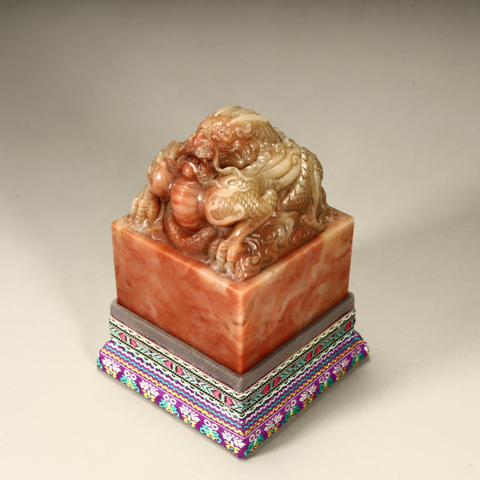 A Qing Dynasty fine Shoushan stone auspicious beast seal: Qing Dynasty boutique Shoushan stone auspicious beast seal SIZE: H:10.5cm L:8cm W:8cm W:133.5g (The Dimensions Of All Batches Are Manually Measured.If You Need More Detailed Information, Please Contac
