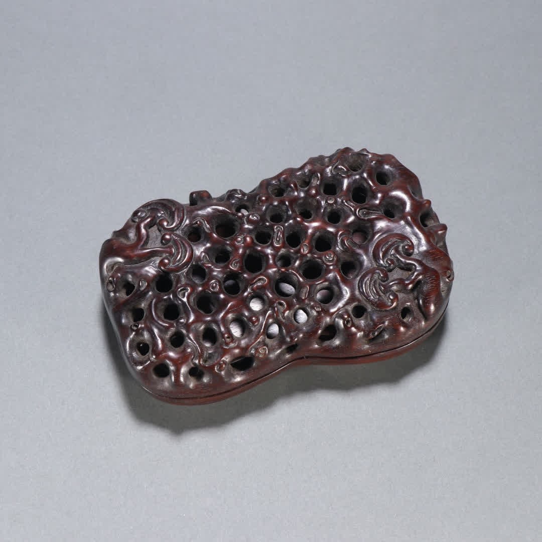A piece of Qing Dynasty rosewood Ganoderma lucidum pattern aromatherapy: Qing Dynasty rosewood ganoderma pattern aromatherapy SIZE: H:3.8cm W:13.3cm W:189.4g (The Dimensions Of All Batches Are Manually Measured.If You Need More Detailed Information, Please Contact Our Cust