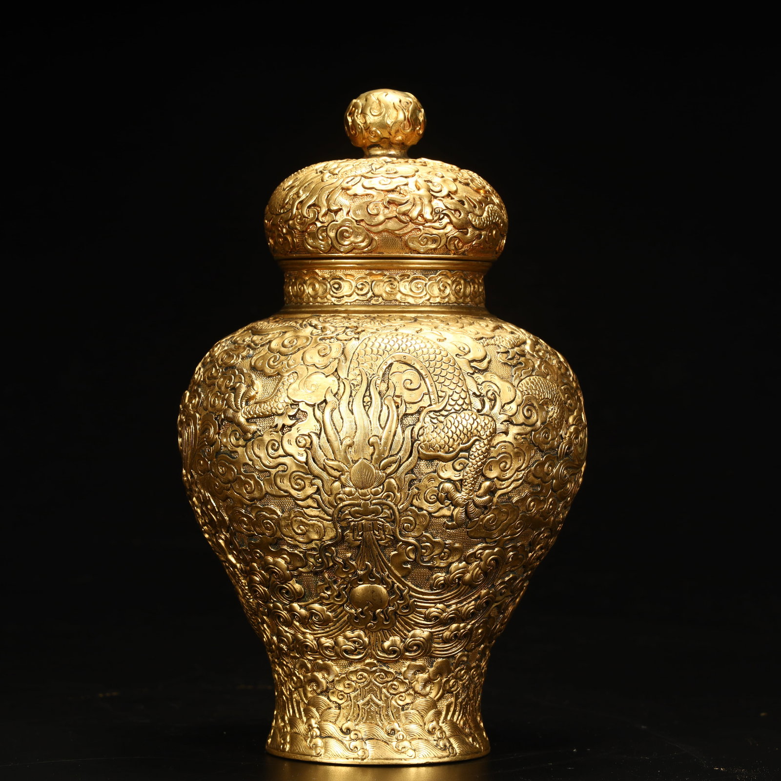 A Qing Dynasty copper gilt cloud dragon pattern lid jar: Qing Dynasty copper gilt cloud dragon pattern lid jar SIZE: H:21cm L:13cm W:13cm W:1285g (The Dimensions Of All Batches Are Manually Measured.If You Need More Detailed Information, Please Contact Our
