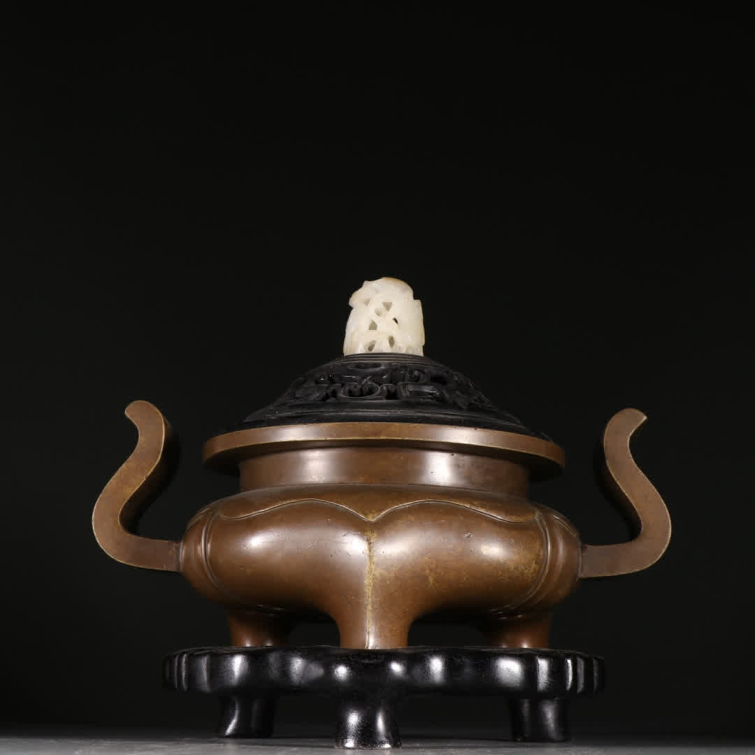 A Ming Dynasty Xuande bronze Chaoguan-ear begonia aroma burner: Ming Dynasty Xuande bronze Chaoguan ear begonia aromatherapy stove SIZE: H:19cm W:21cm W:3502.4g (The Dimensions Of All Batches Are Manually Measured.If You Need More Detailed Information, Please Cont