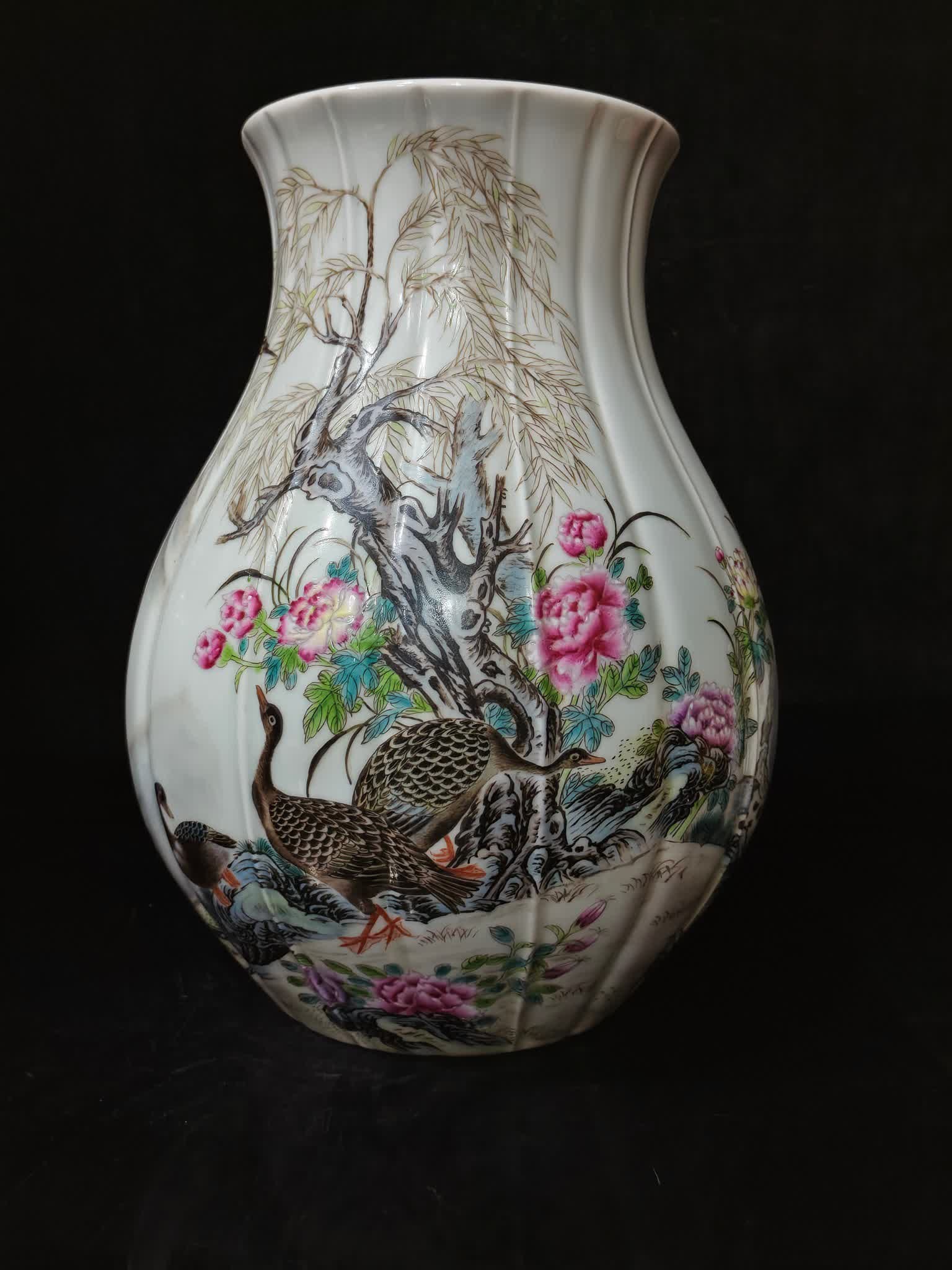A piece of the Qing Dynasty Yongzheng year enamel colorful melon unicorn wild goose bottle: The Yongzheng year of the Qing Dynasty enamel colorful melon unicorn wild goose bottle SIZE: H: 30cm Belly W: 22cm mouthD: 14cm (The Dimensions Of All Batches Are Manually Measured.If You Need More De