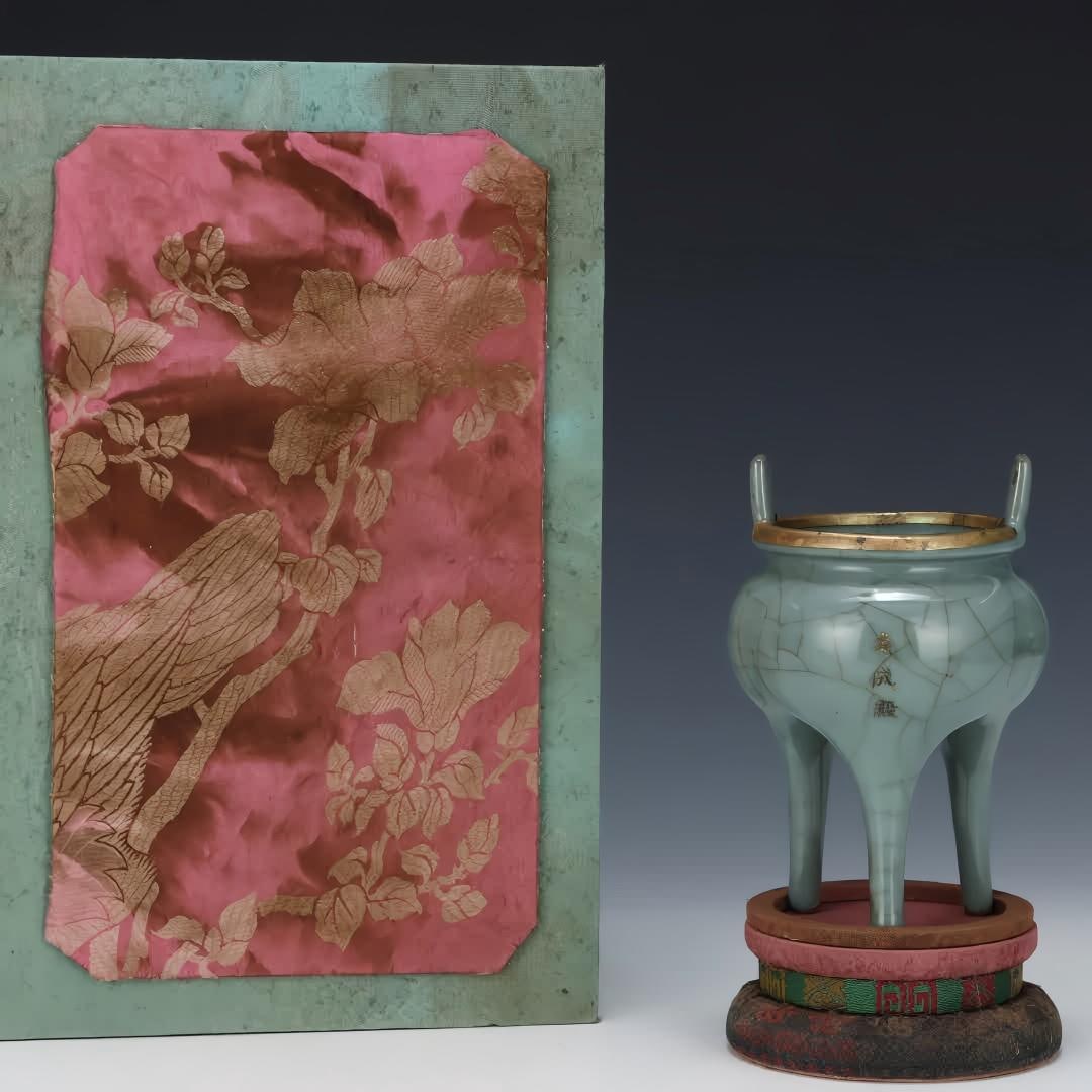 A three-legged furnace of a Song Dynasty official kiln: Song Dynasty official kiln three-legged furnace SIZE: H: 14.5cm Abdominal diameter 9.8cm (The Dimensions Of All Batches Are Manually Measured.If You Need More Detailed Information, Please Contact Our