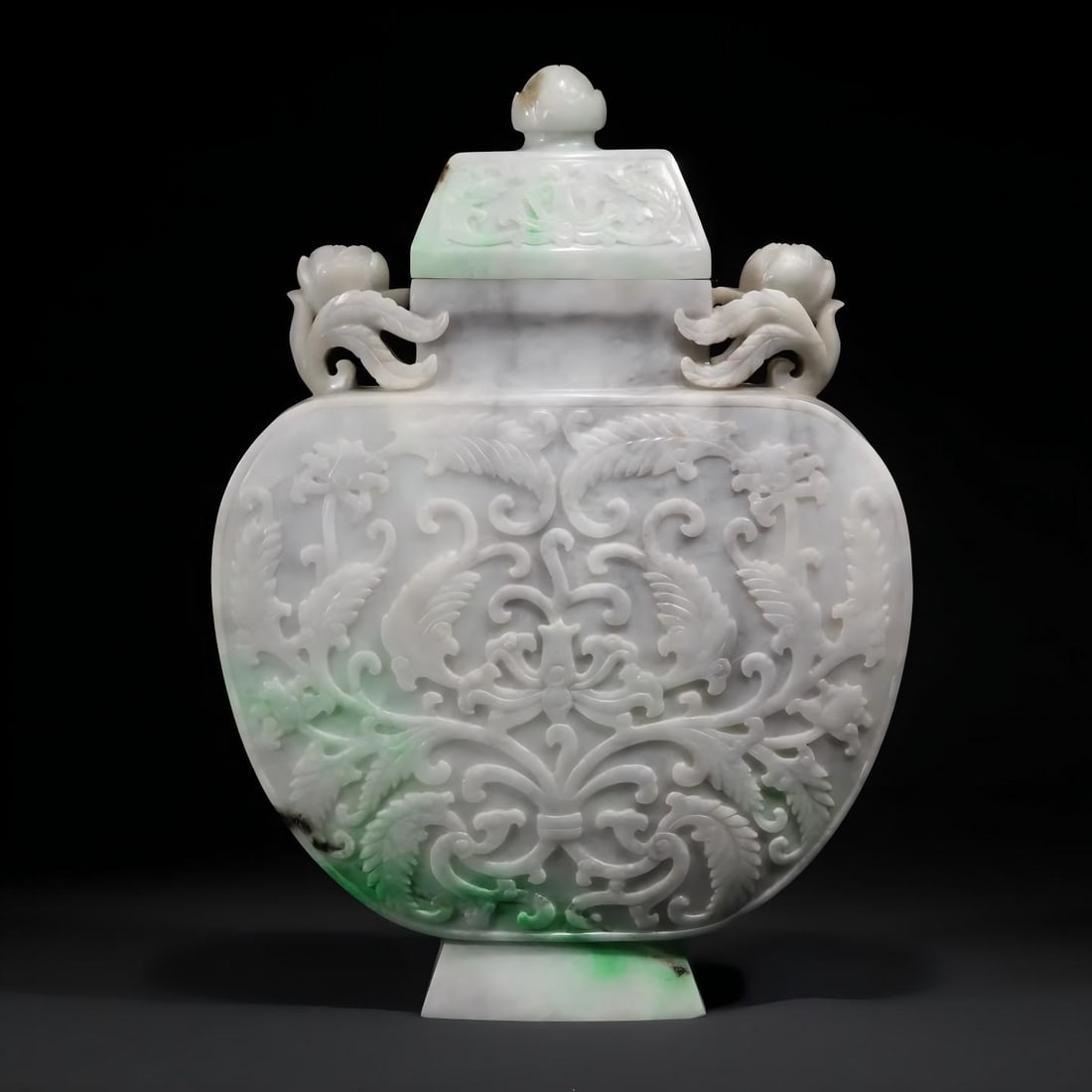 A Qing Dynasty jade entwined lotus pattern treasure flower lid vase furnishing heavy equipment: Qing Dynasty jade entwined lotus pattern treasure cap vase furnishing heavy weapon This bottle is a Qing Dynasty jade carving work, the emerald color is white on a green background and floating