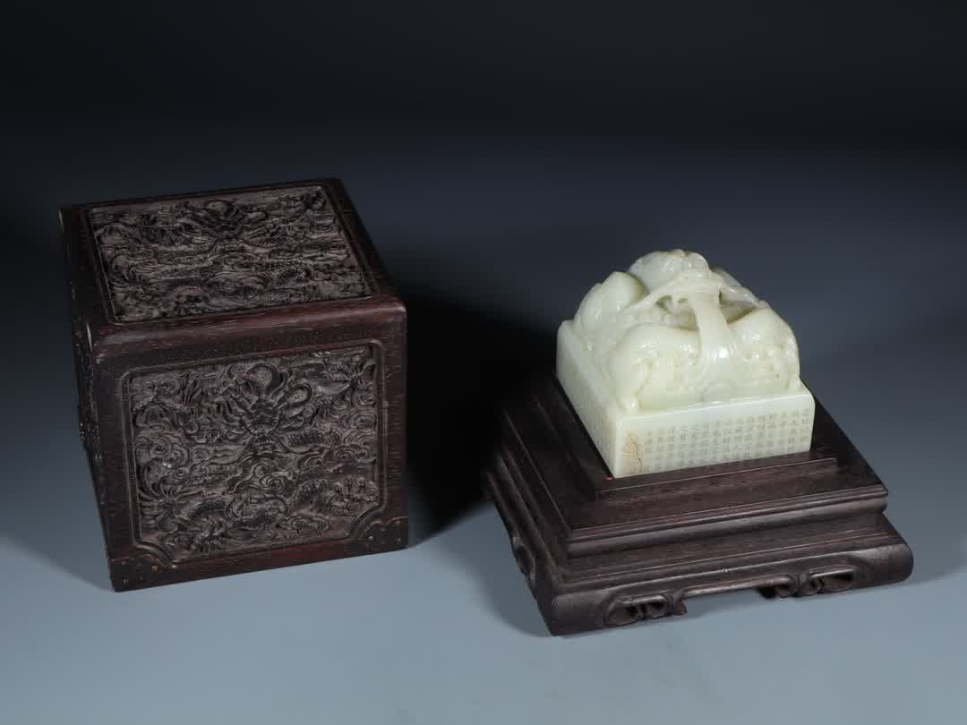 A Qing Dynasty Hetian jade dragon Tu Rui Niu poetry seal: Qing Dynasty Hetian jade dragon Tu Rui Niu poetry seal SIZE: L:10.4cm W:10.3cm H:8.7cm W:1630g (The Dimensions Of All Batches Are Manually Measured.If You Need More Detailed Information, Please