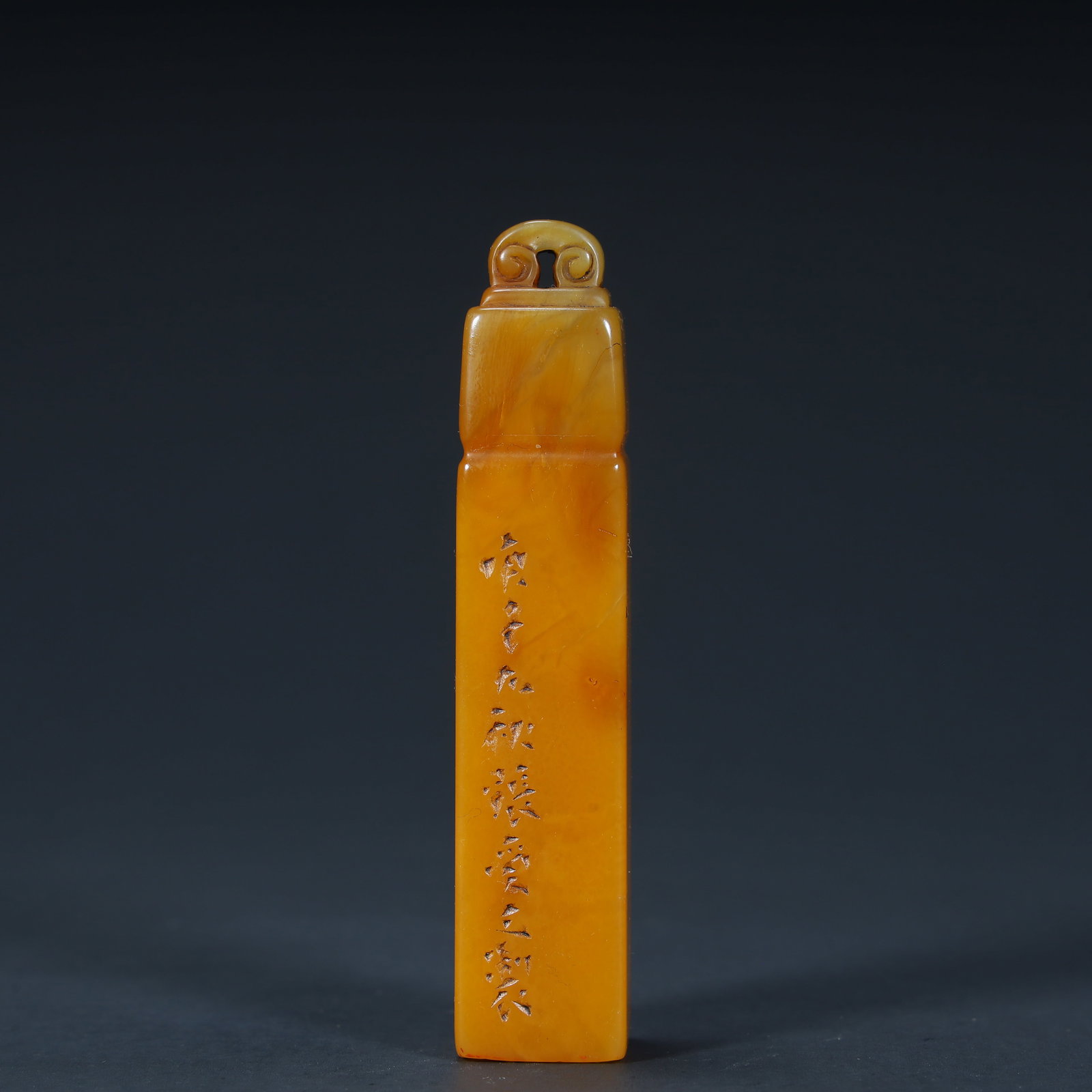 A seal of Tian Huangshi in the Qing Dynasty "with Brother Pu Dao is engraved at the age of thirteen": Qing Dynasty Tian Huangshi "With Pu Dao Brother Zheng engraving thirteen years old" seal SIZE: 16?H:5.1cm L:3.7cm W:1.3cm W:60.6g (The Dimensions Of All Batches Are Manually Measured.If You Need