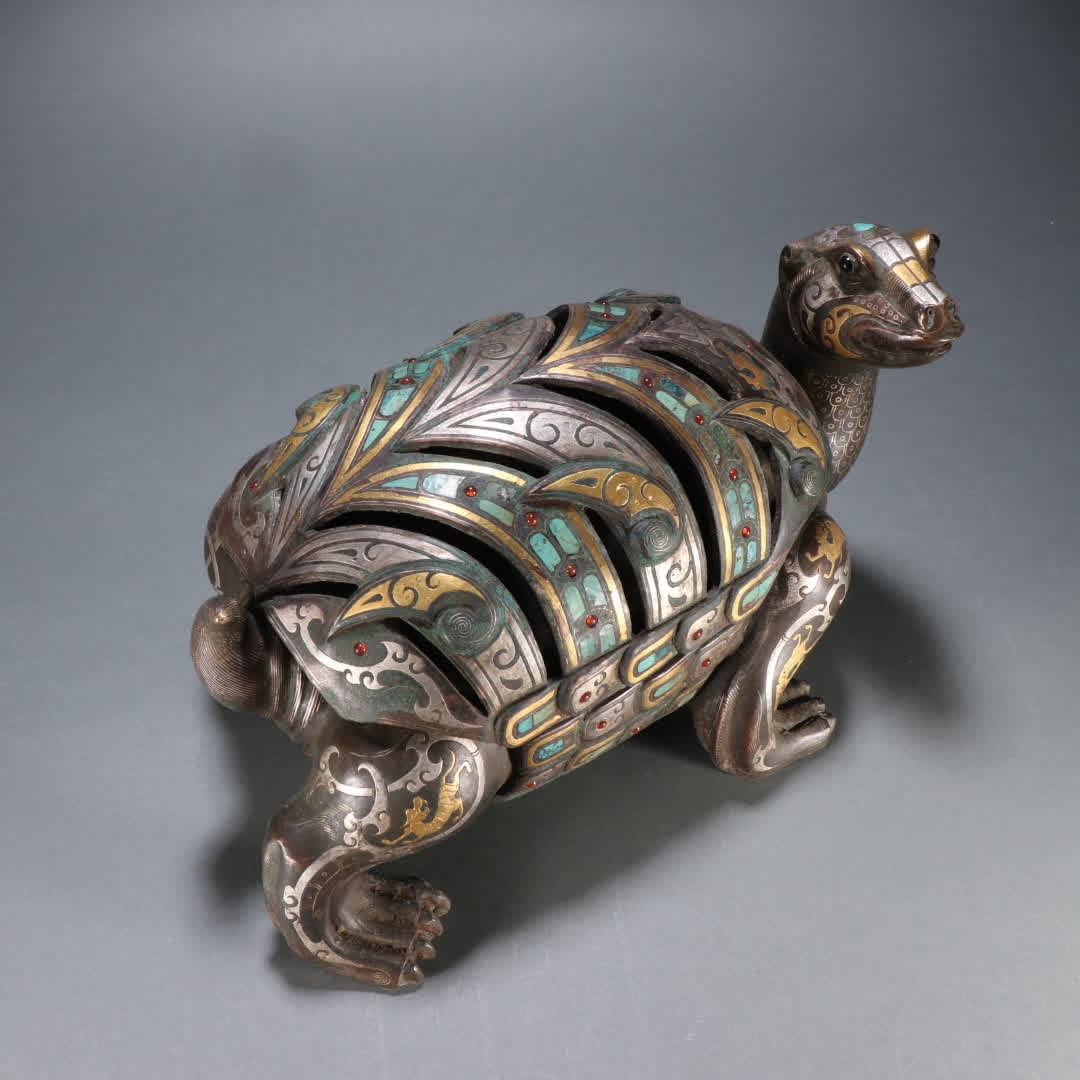 A Han Dynasty bronze turquoise turtle ornament inlaid with gold and silver: Han Dynasty copper turtle ornament with gold and silver inlaid turquoise turtle ornaments SIZE: H:18.5cm W:28cm W:5530g (The Dimensions Of All Batches Are Manually Measured.If You Need More Detailed I