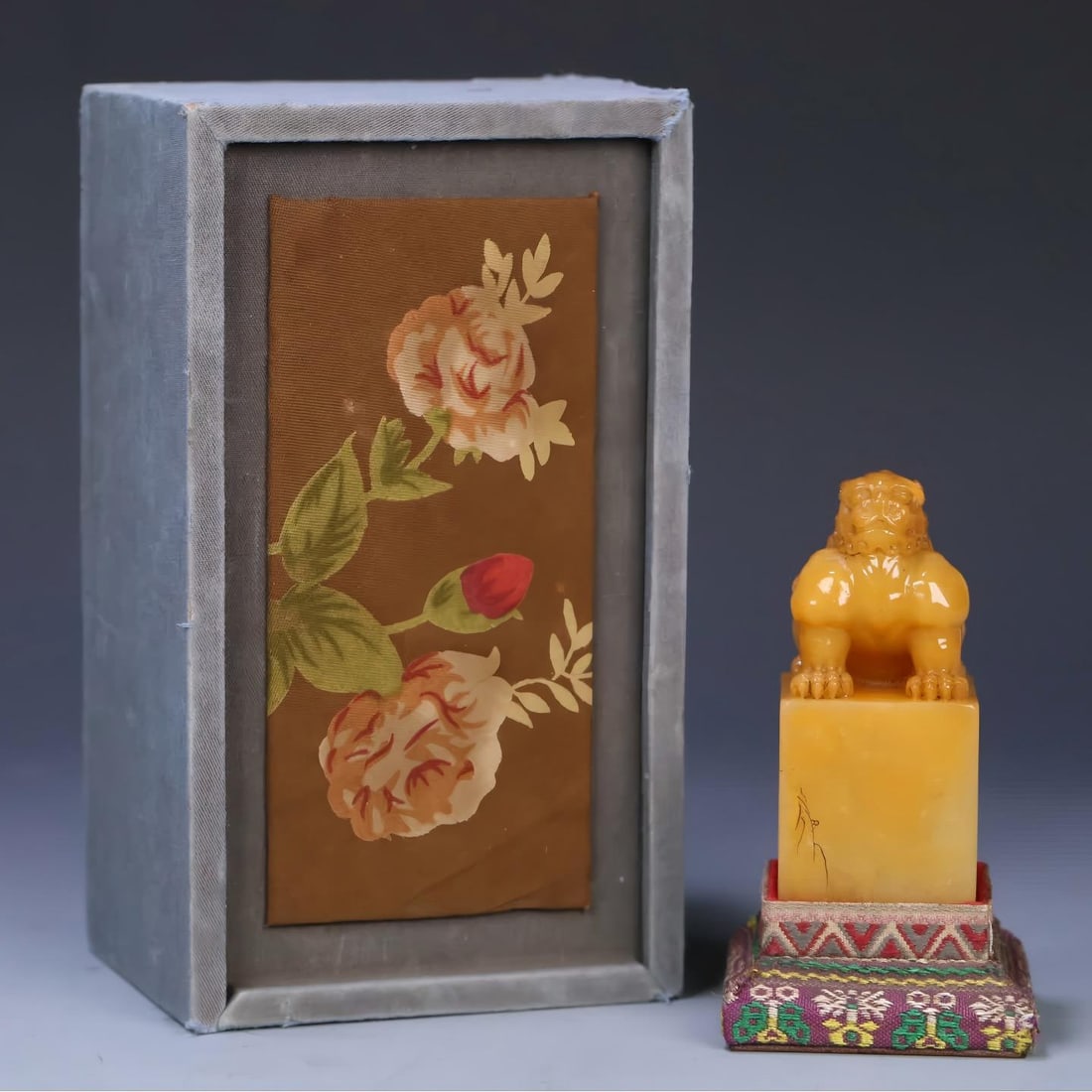 A malt Huang Shou mountain field Huang Shi character picture landscape picture lion button seal: Malt Huang Shou Mountain Field Huang Shi Figure Picture Landscape Picture Lion Button Seal SIZE: 7.1x3.2x3.2cm W:134.5g (The Dimensions Of All Batches Are Manually Measured.If You Need More Detailed I