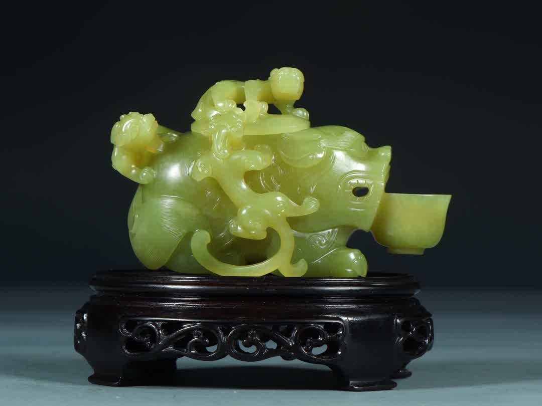 A piece of Qing Dynasty Hetian topaz auspicious beast relief dragon water cheng (1 of 8)