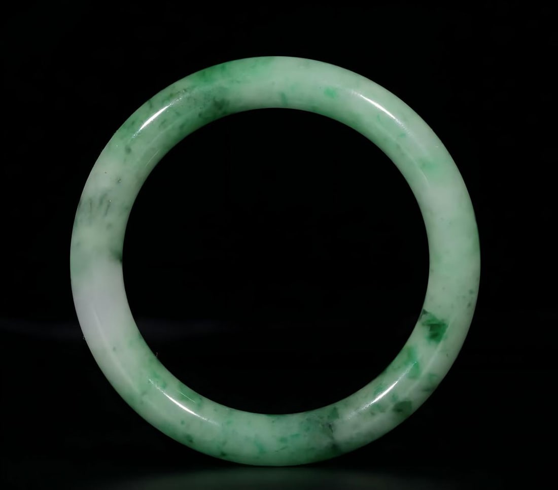 A Qing Dynasty jade bracelet (1 of 6)