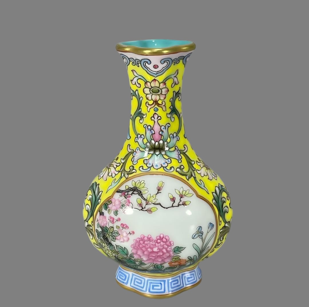 A piece of Qianlong year yellow ground pattern window flower picture landscape pattern begonia: Qianlong year yellow ground pattern window flower picture landscape pattern begonia bottle SIZE: H:8.8cm abdominalD:5.5cm (The Dimensions Of All Batches Are Manually Measured.If You Need More Detailed