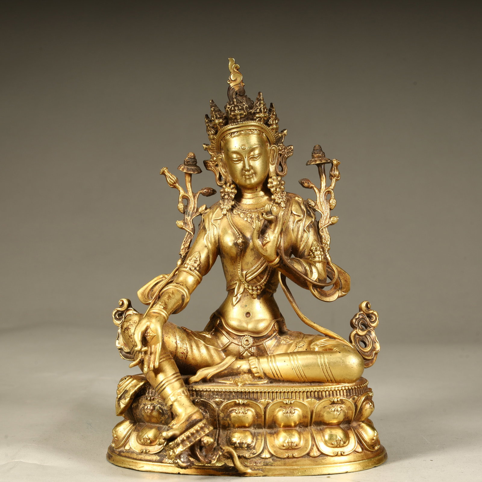 A fine gilt green Tara Buddha statue of the Qing Dynasty (1 of 9)