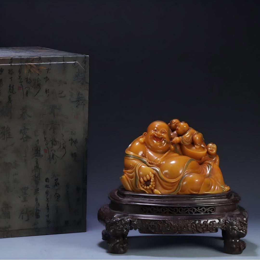 A Qing Shou Shoutan Tian Huang Tongzi Maitreya Buddha ornament comes with a cloth box: Qing Shoushan Tian Huang Tongzi Maitreya Buddha ornament comes with a cloth box SIZE: 20.4x12.8x12.7cm W:3258g (The Dimensions Of All Batches Are Manually Measured.If You Need More Detailed Informatio