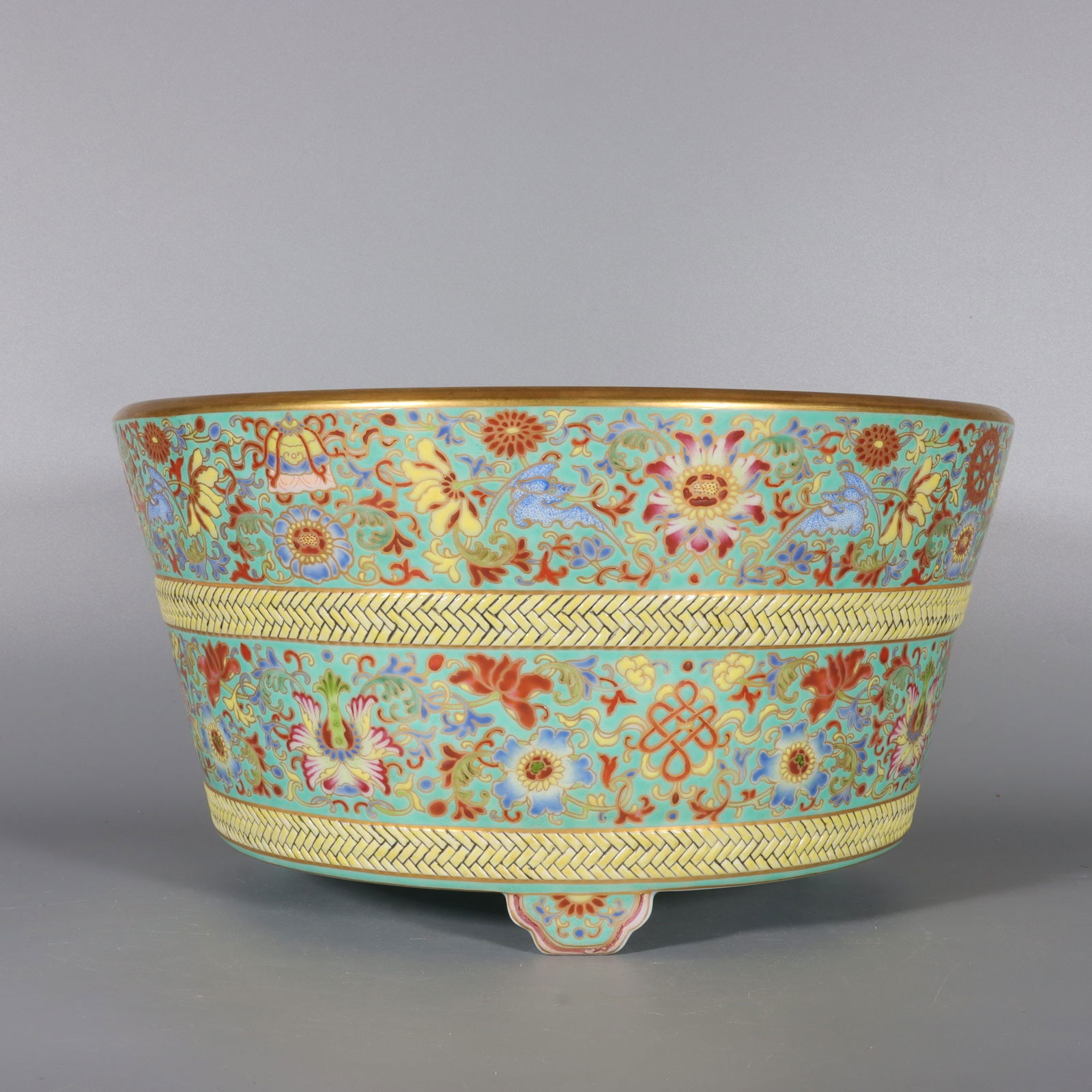 An Exquisite Enamel Green Ground Painted Gold Lotus Pattern Basin: An Exquisite Enamel Green Ground Painted Gold Lotus Pattern Basin Qing Dynasty, China Qianlong Four-character Mark Size:16.5cmx30.8c (The Dimensions Of All Batches Are Manually Measured.If You Need Mo
