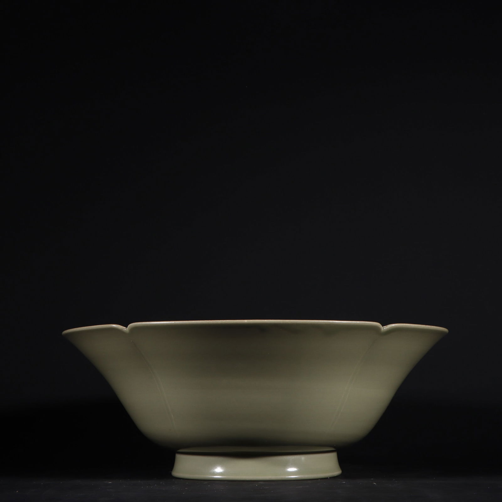 An Exquisite Yue yao Celadon Bowl (1 of 6)