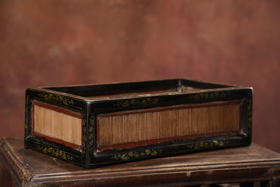 An Exquisite Black Lacquer Painted Gold Character and Story Pattern Plate: An Exquisite Black Lacquer Painted Gold Character and Story Pattern Plate Qing Dynasty, China Size:32cmx19cmx9.5cm Weight:650g (The Dimensions Of All Batches Are Manually Measured.If You Need More Det