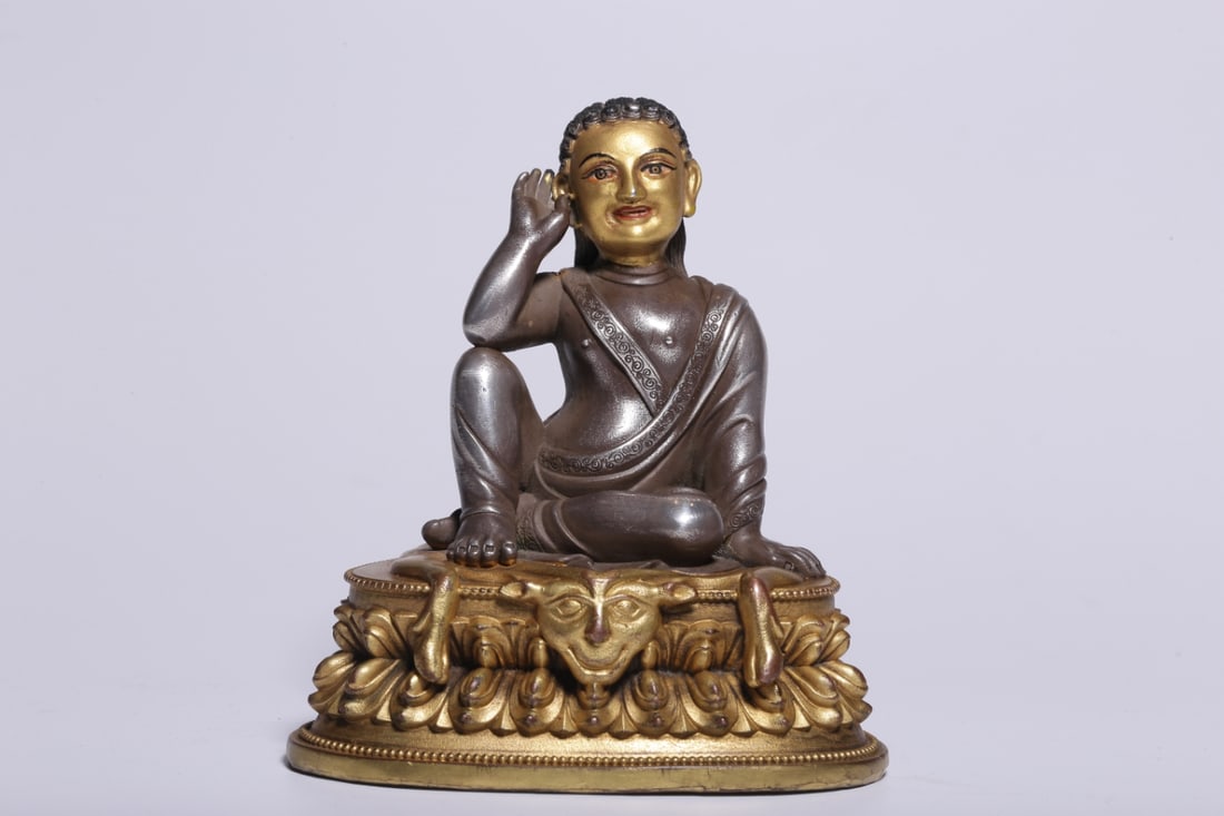 An Exquisite Gilt Bronze Buddha Statue: An Exquisite Gilt Bronze Buddha Statue Qing Dynasty, China Size:9.3cmx9cmx6cm Weight:398g (The Dimensions Of All Batches Are Manually Measured.If You Need More Detailed Information, Please Contact