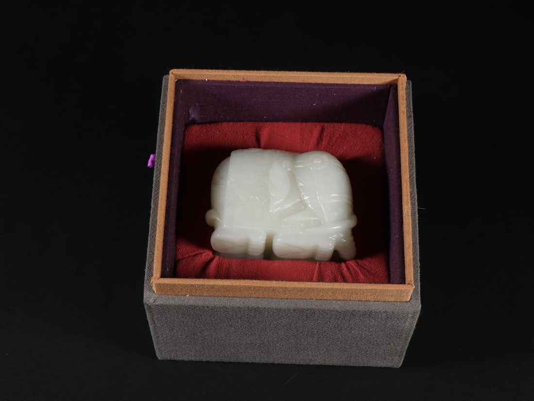 An Exquisite White Jade Elephant Ornament: An Exquisite White Jade Elephant Ornament Qing Dynasty, China Size:6.5cmx4.8cmx5.2cm Weight:345g (The Dimensions Of All Batches Are Manually Measured.If You Need More Detailed Information, Please