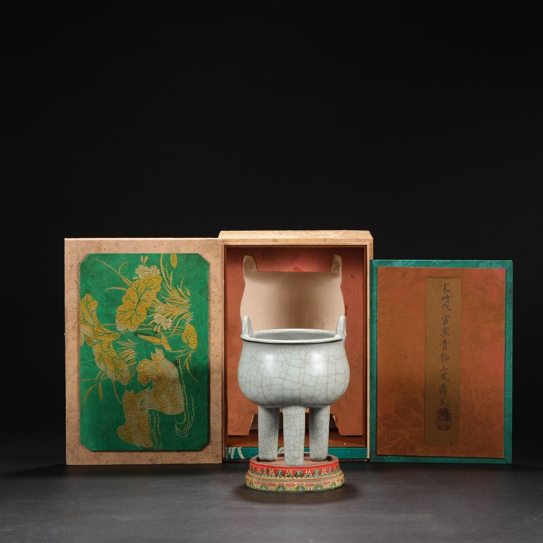 An Exquisite Guan yao Celadon Glazed Double-Ears and Tripod Censer: An Exquisite Guan yao Celadon Glazed Double-Ears and Tripod Censer Song Dynasty, China Size:20.5cmx14cm (The Dimensions Of All Batches Are Manually Measured.If You Need More Detailed Information,