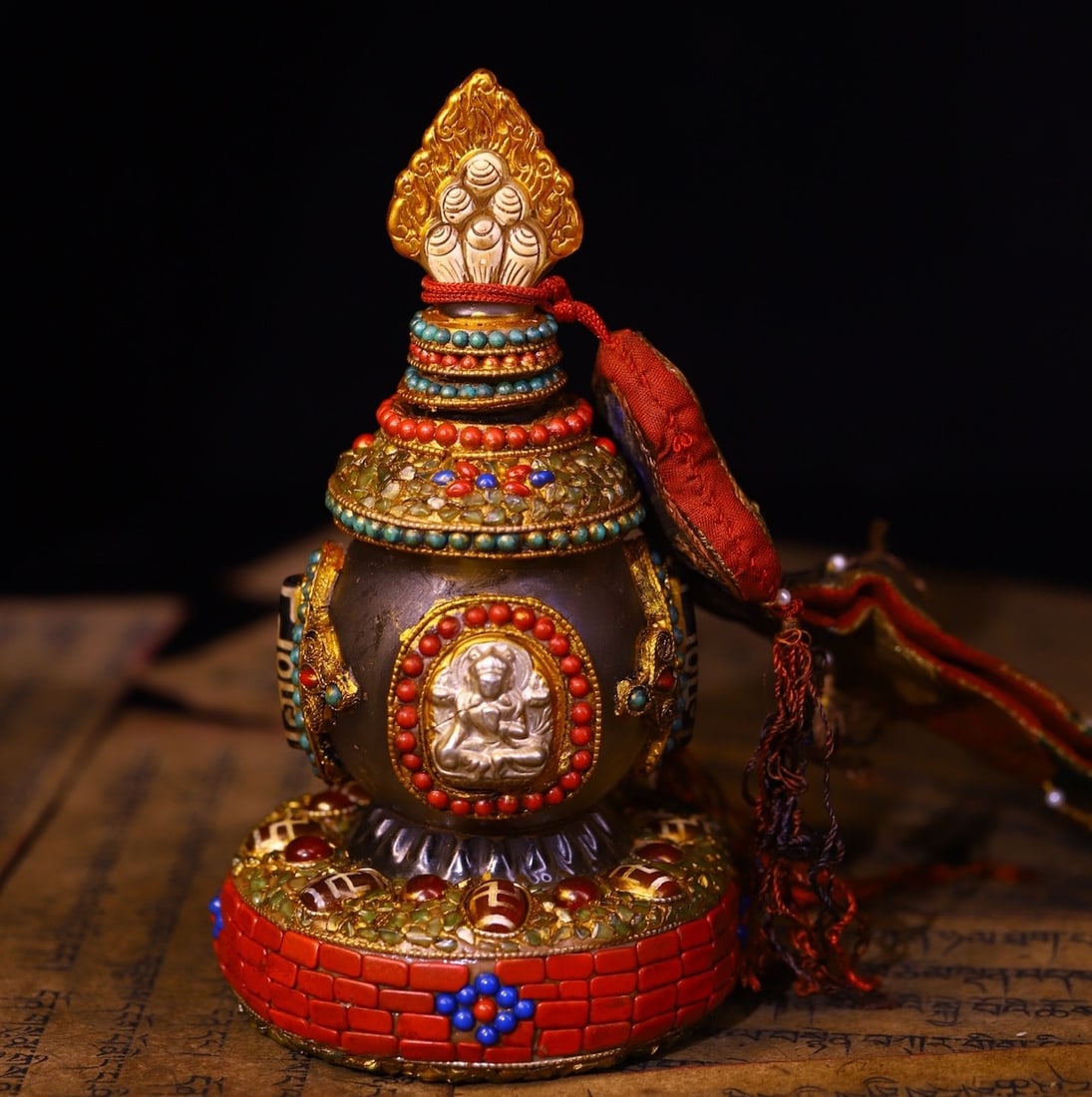 An Exquisite Crystal Inlaid Gems Jar: An Exquisite Crystal Inlaid Gems Jar Qing Dynasty, China Size:16cmx8.5cm Weight:780g (The Dimensions Of All Batches Are Manually Measured.If You Need More Detailed Information, Please Contact Our Cust