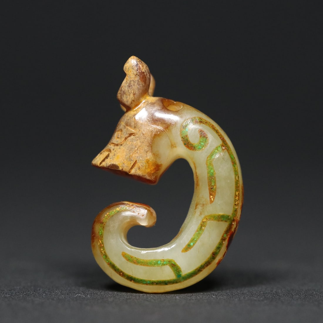 An Exquisite White Jade Inlaid Turquoise Dragon Pendant: An Exquisite White Jade Inlaid Turquoise Dragon Pendant Han Dynasty, China Size:3.6cmx2.4cmx1.2cm Weight:10.3g (The Dimensions Of All Batches Are Manually Measured.If You Need More Detailed Informatio