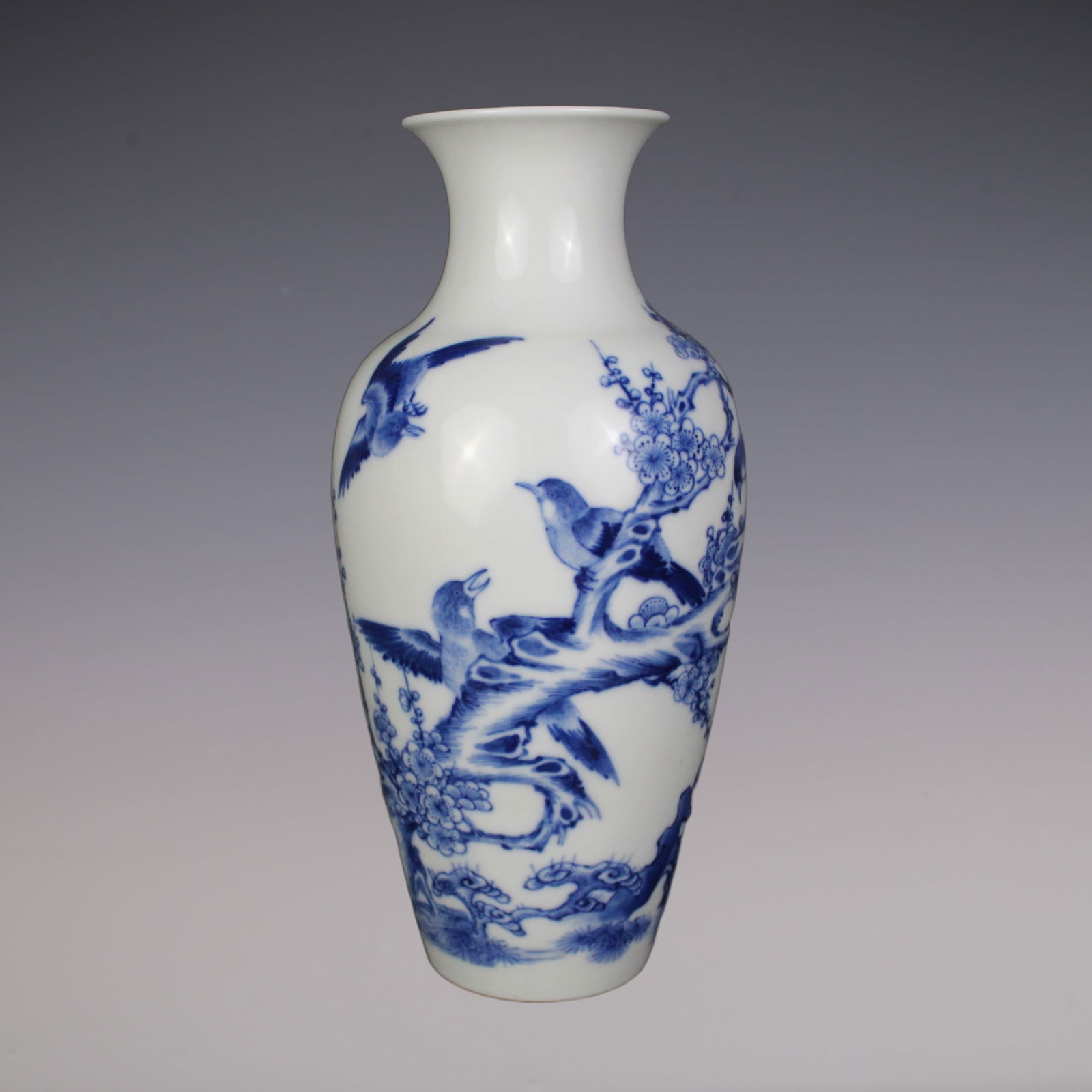 An Exquisite Blue and White Flower and Bird Pattern Vase: An Exquisite Blue and White Flower and Bird Pattern Vase Qing Dynasty, China Yongzheng Six-character Mark Size:25cmx6.8cm (The Dimensions Of All Batches Are Manually Measured.If You Need More Detailed