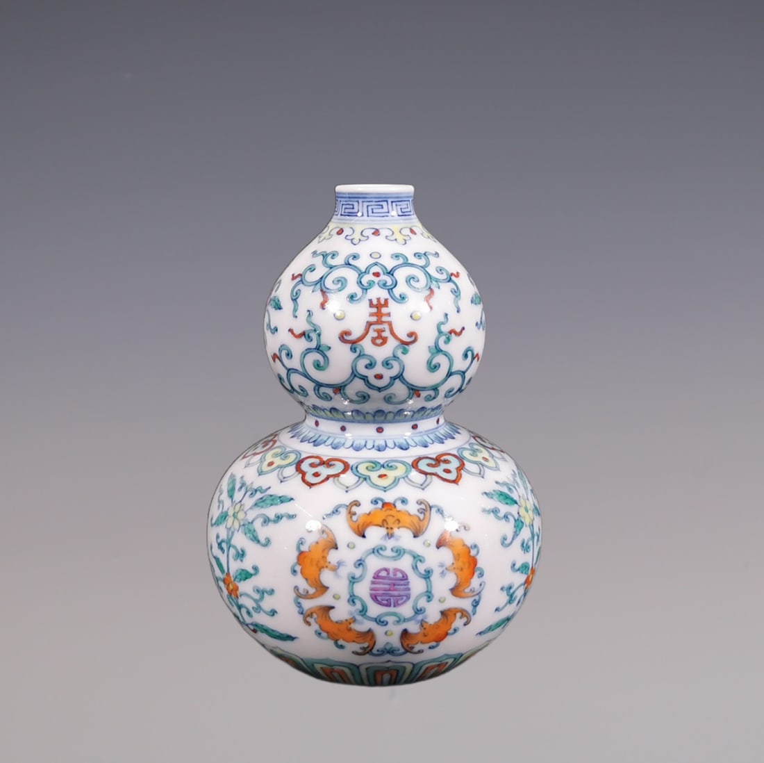 An Exquisite Doucai Blue and White Bats and Peach Pattern Flower Pattern Gourd-Shaped Vase: An Exquisite Doucai Blue and White Bats and Peach Pattern Flower Pattern Gourd-Shaped Vase Qing Dynasty, China Yongzheng Six-character Mark Size:13.8cmx9.8cm (The Dimensions Of All Batches Are Manuall