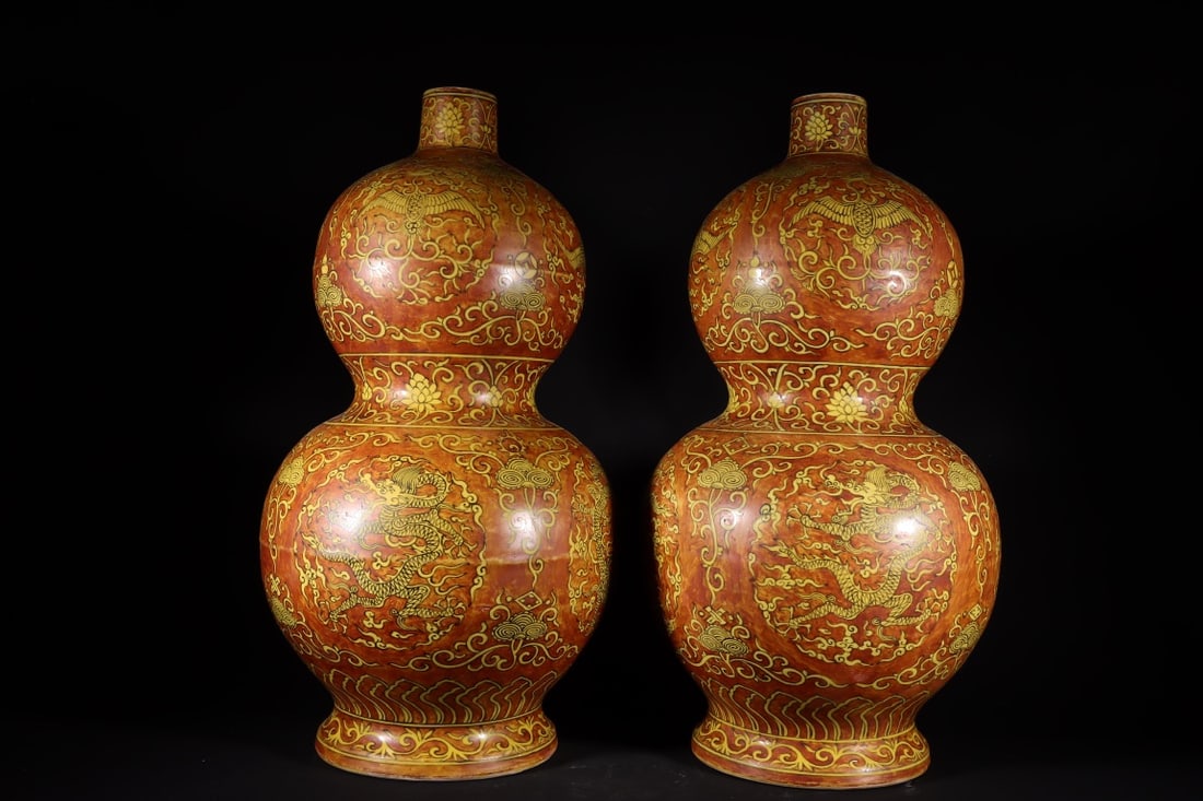 An Exquisite Red Glazed Lotus Pattern Dragon and Phoenix Pattern Gourd-Shaped Vase (1 of 9)