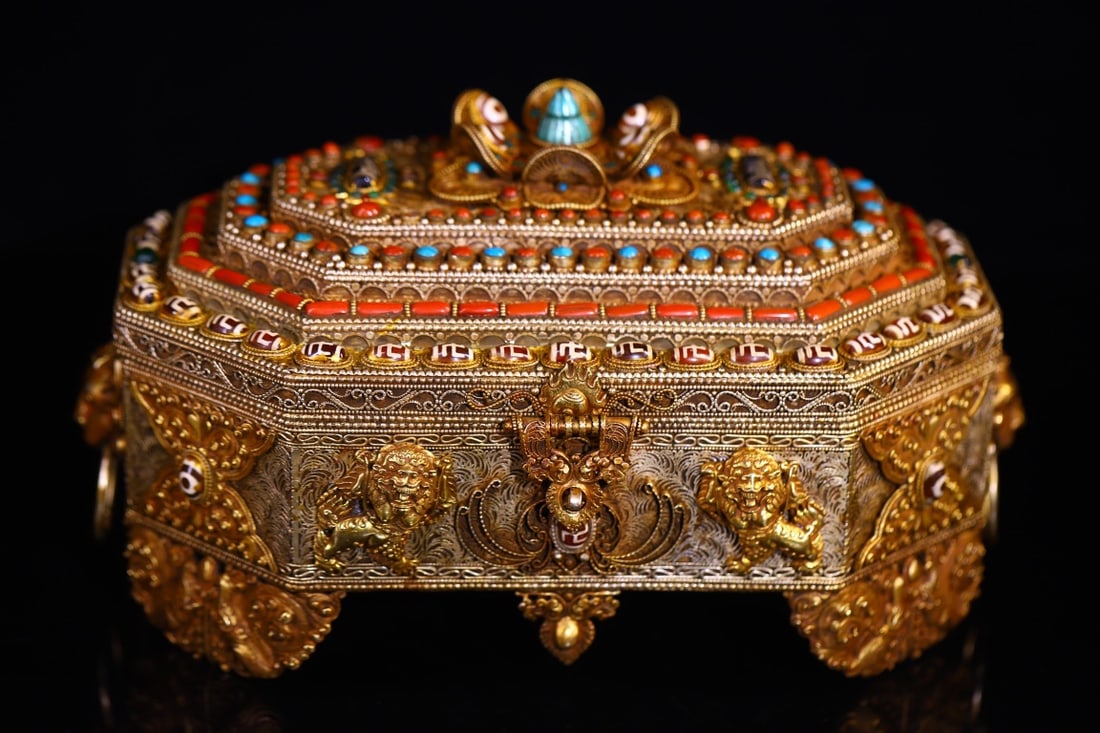 An Exquisite Silver Inlaid Gems Lion Pattern Box: An Exquisite Silver Inlaid Gems Lion Pattern Box Qing Dynasty, China Size:19cmx30cm Weight:2650g (The Dimensions Of All Batches Are Manually Measured.If You Need More Detailed Information, Please Cont