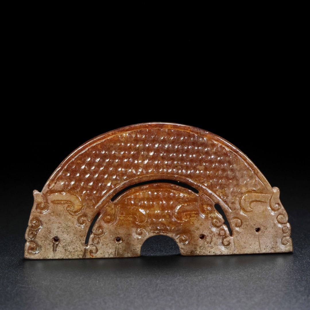 An Exquisite White Jade Dragon Pattern Ornament: An Exquisite White Jade Dragon Pattern Ornament Han Dynasty, China Size:10.7cmx5.5cmx0.6cm Weight:78.7g (The Dimensions Of All Batches Are Manually Measured.If You Need More Detailed Information, Plea