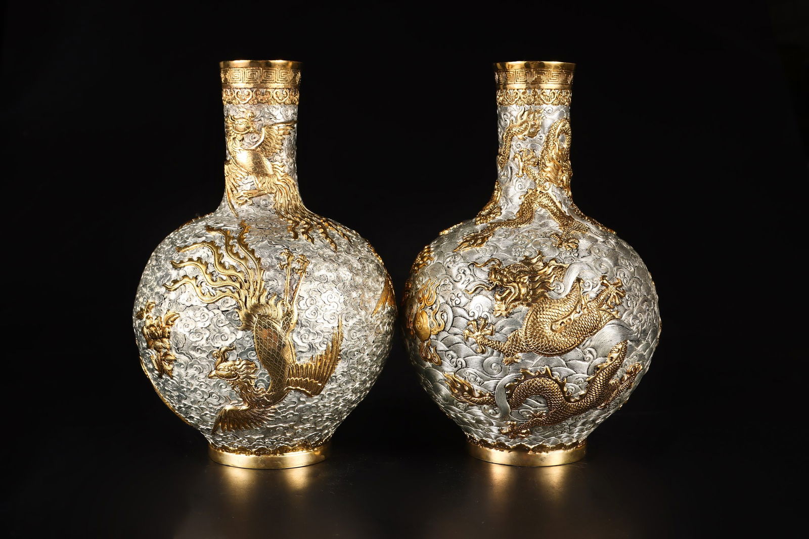 A Pair of Exquisite Bronze Inlaid Gold and Silver Dragon and Phoenix Pattern Seawater Pattern Vase: A Pair of Exquisite Bronze Inlaid Gold and Silver Dragon and Phoenix Pattern Seawater Pattern Vase Qing Dynasty, China Qianlong Four-character Mark Size:27cmx17cm Weight:3367g (The Dimensions Of
