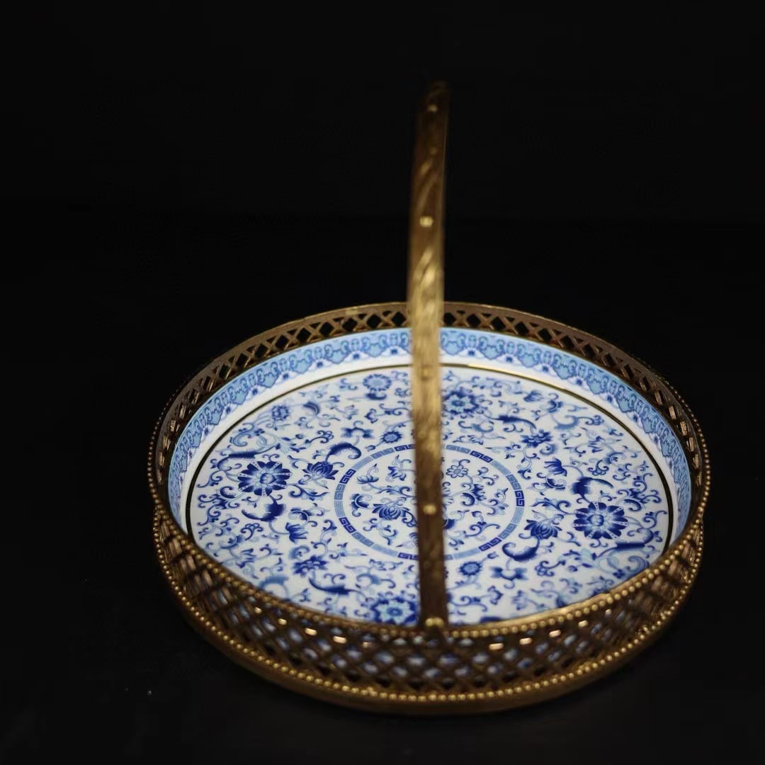 An Exquisite Blue and White Inlaid Bronze Lotus Pattern Plate: An Exquisite Blue and White Inlaid Bronze Lotus Pattern Plate Qing Dynasty, China Size:25cmx29cm (The Dimensions Of All Batches Are Manually Measured.If You Need More Detailed Information, Please