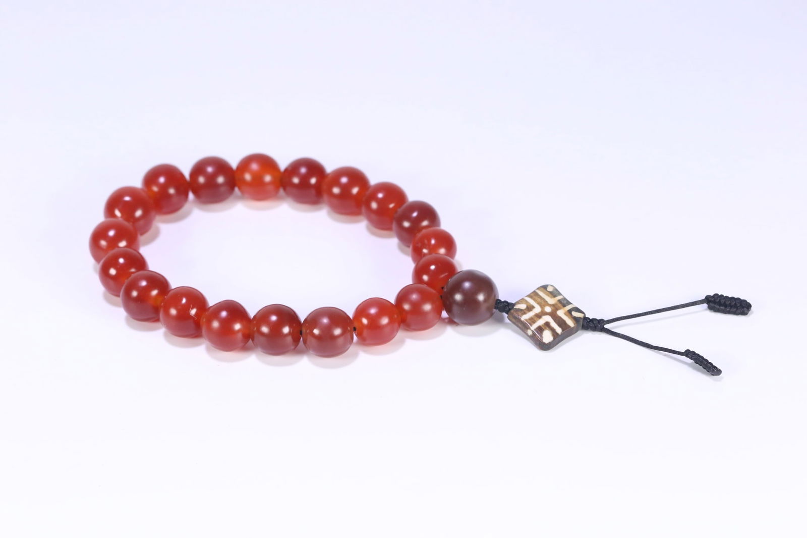 An Exquisite Agate Bracelets: An Exquisite Agate Bracelets Qing Dynasty, China Size:1.7cm Weight:133g (The Dimensions Of All Batches Are Manually Measured.If You Need More Detailed Information, Please Contact Our Customer