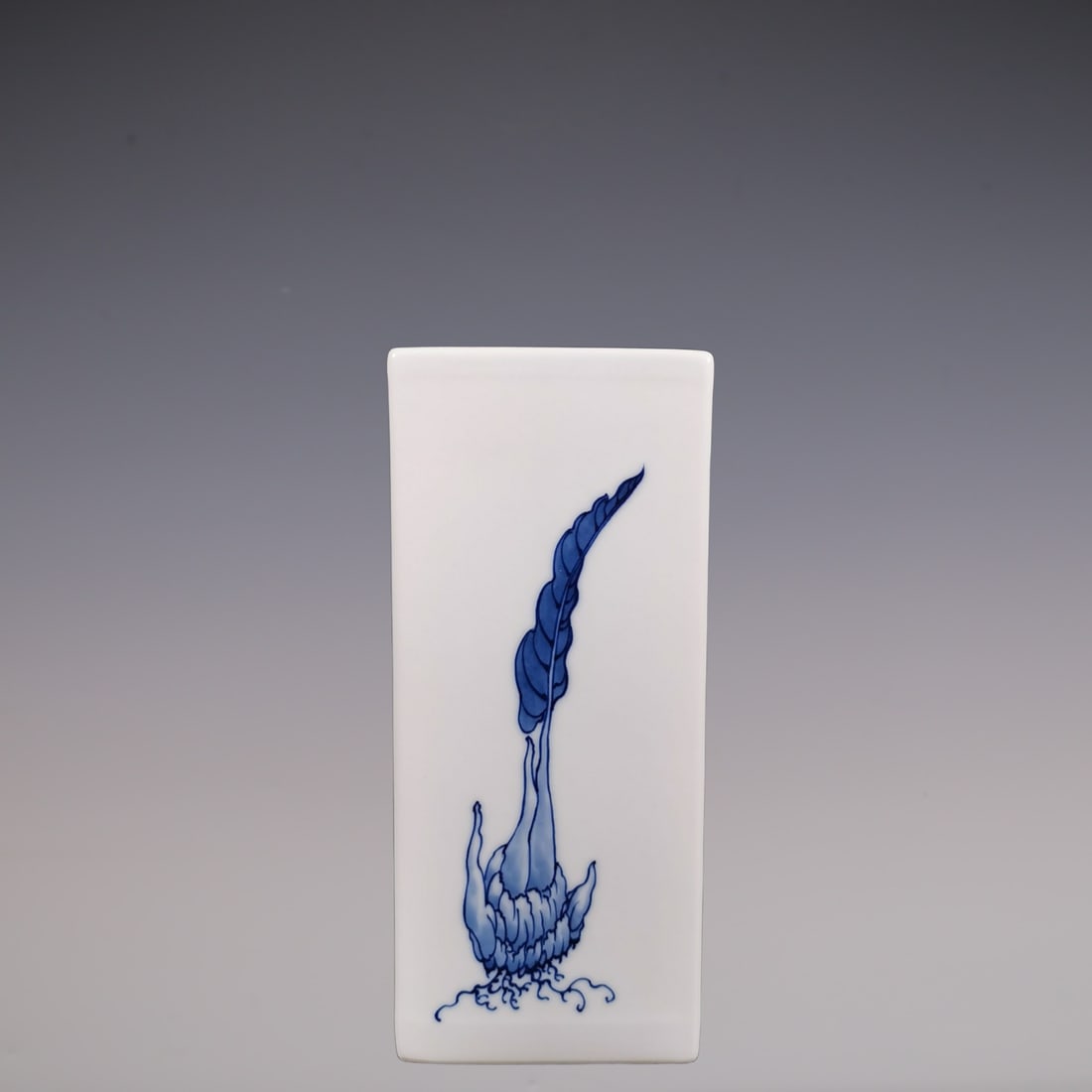 An Exquisite Blue and White vegetables and fruits Pattern Brush Pot: An Exquisite Blue and White vegetables and fruits Pattern Brush Pot Qing Dynasty, China Size:23cmx9.8cm (The Dimensions Of All Batches Are Manually Measured.If You Need More Detailed Information, Plea