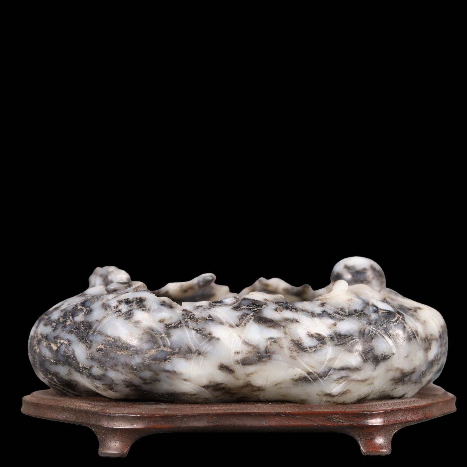 A Exquisite White Jade Auspicious Beast Pattern Brush Washer: A Exquisite White Jade Auspicious Beast Pattern Brush Washer Qing Dynasty, China Size:13cmx10cmx4cm Weight:485.4g (The Dimensions Of All Batches Are Manually Measured.If You Need More Detailed Informa