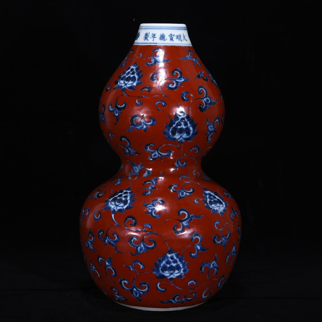 An Exquisite Blue and White Iron-Red Lotus Pattern Gourd-Shaped Vase: An Exquisite Blue and White Iron-Red Lotus Pattern Gourd-Shaped Vase Ming Dynasty, China Xuande Six-character Mark Size:32cmx18cm (The Dimensions Of All Batches Are Manually Measured.If You Need