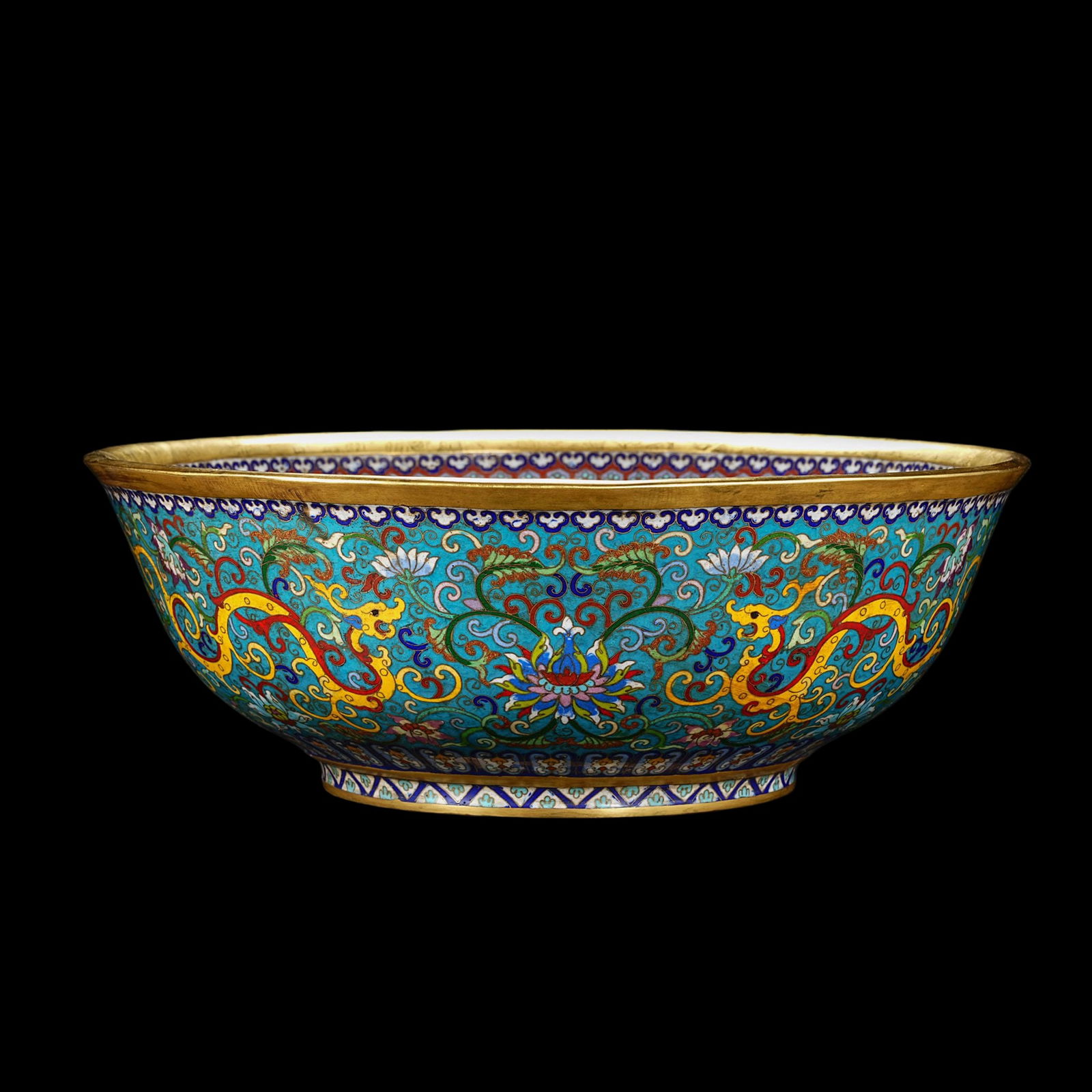 An Exquisite Cloisonne Lotus Pattern Dragon Pattern Bowl: An Exquisite Cloisonne Lotus Pattern Dragon Pattern Bowl Qing Dynasty, China Qianlong Four-character Mark Size:13cmx35.5cm Weight:7.8kg (The Dimensions Of All Batches Are Manually Measured.If You Need