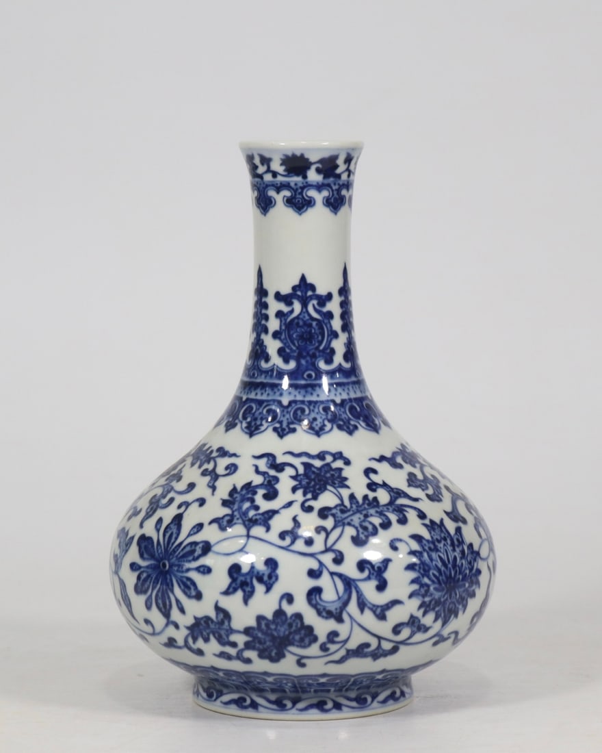 An Exquisite Blue and White Lotus Pattern Vase: An Exquisite Blue and White Lotus Pattern Vase Qing Dynasty, China Qianlong Six-character Mark Size:21cmx13.5cm (The Dimensions Of All Batches Are Manually Measured.If You Need More Detailed Informati