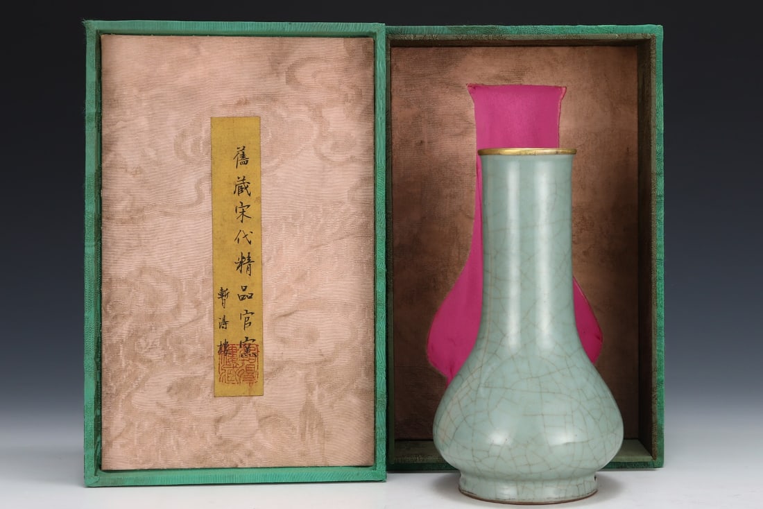 An Exquisite Guan yao Celadon Glazed Vase: An Exquisite Guan yao Celadon Glazed Vase Song Dynasty, China Size:20.5cmx11.5cm (The Dimensions Of All Batches Are Manually Measured.If You Need More Detailed Information, Please Contact Our
