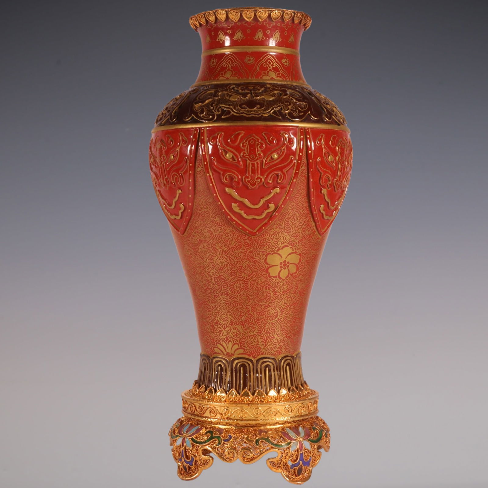 An Exquisite Iron-Red Painted Gold Beast-Face Pattern Vase: An Exquisite Iron-Red Painted Gold Beast-Face Pattern Vase Qing Dynasty, China Qianlong Six-character Mark Size:27.8cmx12cm (The Dimensions Of All Batches Are Manually Measured.If You Need More Detail