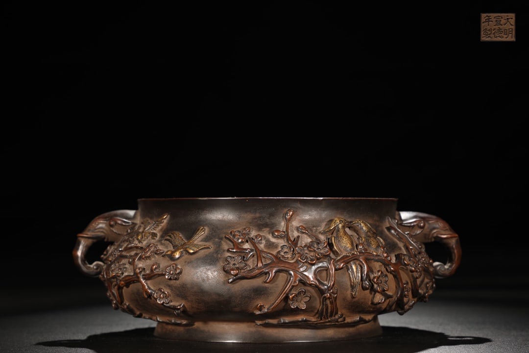 An Exquisite Bronze Flower and Bird Pattern Double-Ears Censer: An Exquisite Bronze Flower and Bird Pattern Double-Ears Censer Ming Dynasty, China Xuande Six-character Mark Size:12cmx28.5cm Weight:7.9kg (The Dimensions Of All Batches Are Manually Measured.If You N