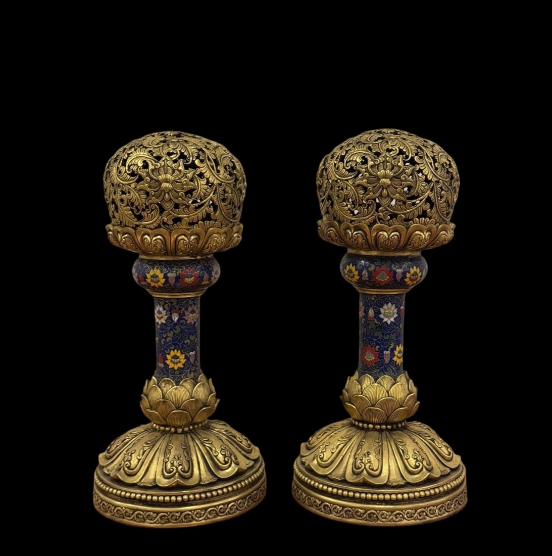 An Exquisite Cloisonne Lotus Pattern Ornament: An Exquisite Cloisonne Lotus Pattern Ornament Qing Dynasty, China Qianlong Four-character Mark Size:19cmx19cmx53cm Weight:10kg (The Dimensions Of All Batches Are Manually Measured.If You Need More Det