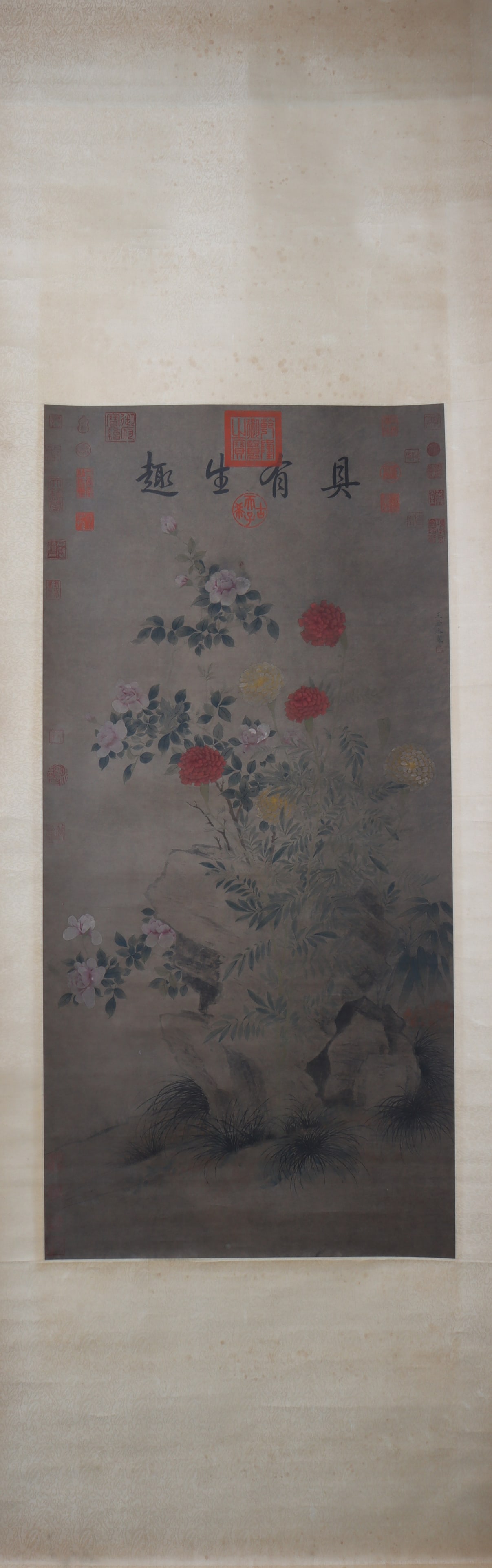 A Chinese Vertical Scroll Ink Painting of Flower on Paper: A Chinese Vertical Scroll Ink Painting of Flower on Paper Wang ruoshui Size:109cmx52cm (The Dimensions Of All Batches Are Manually Measured.If You Need More Detailed Information, Please Contact