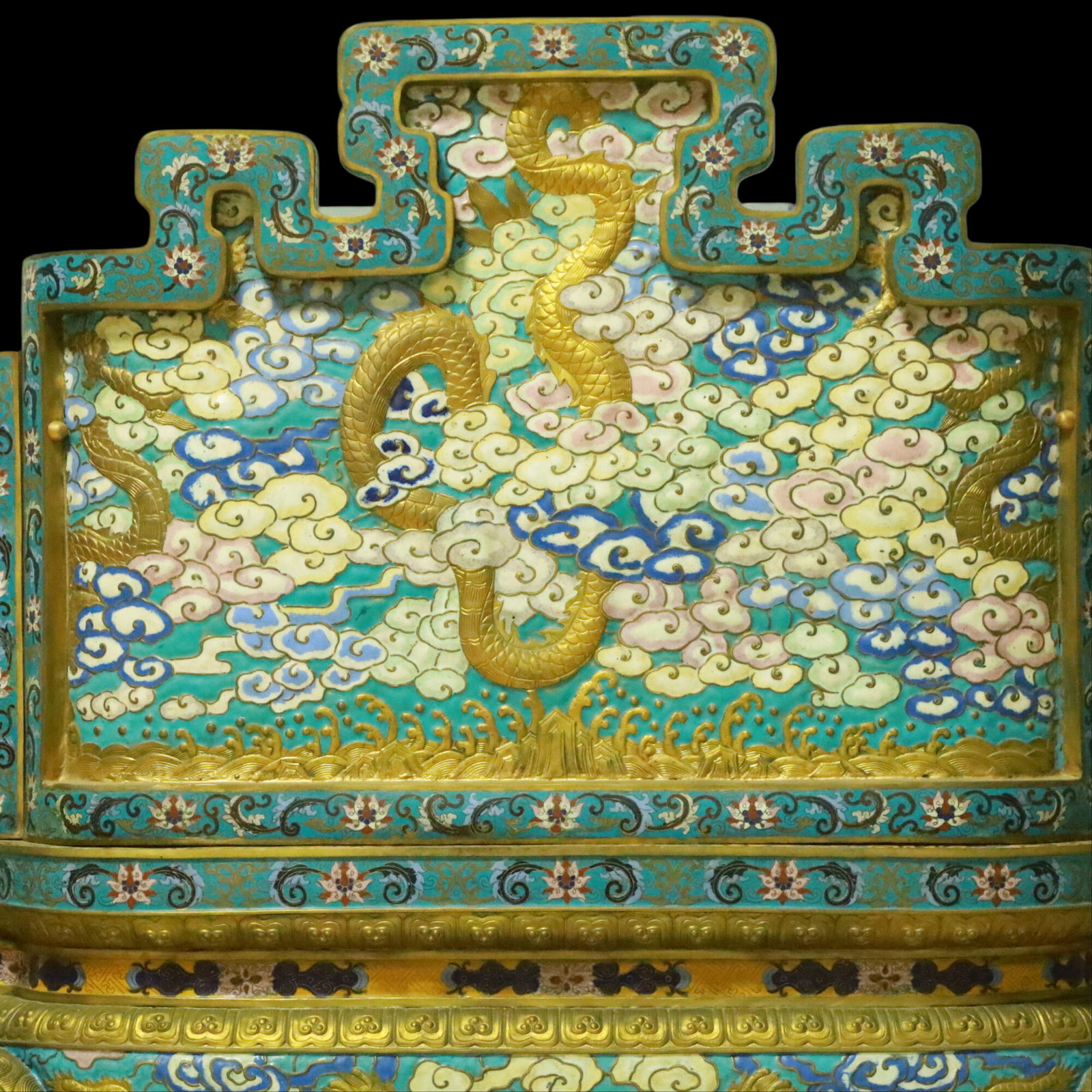 An Exquisite Cloisonne Lotus Pattern Dragon Pattern Beast-Face Pattern Throne - 12
