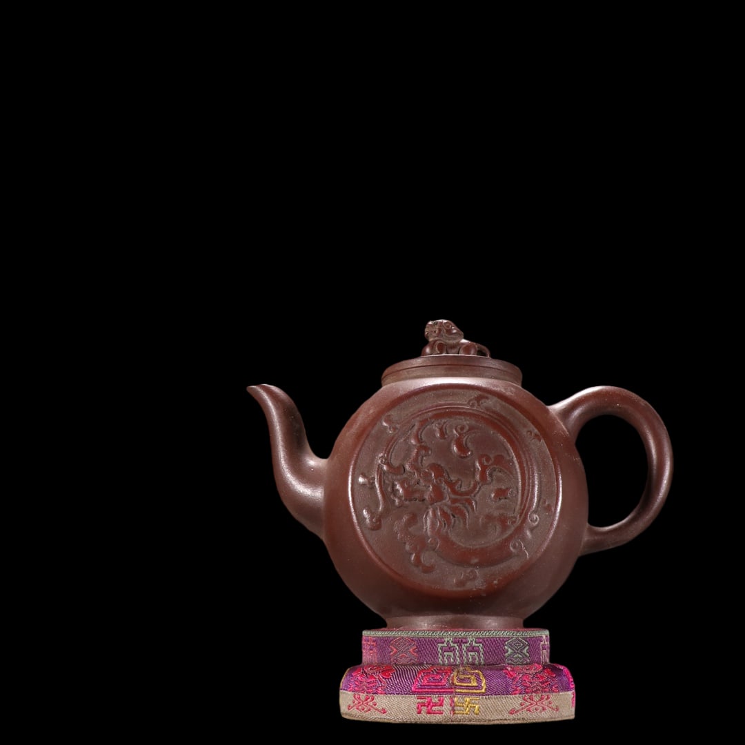 An Exquisite Purple Sands Dragon Pattern Teapot: An Exquisite Purple Sands Dragon Pattern Teapot Xu you quan Size:14cmx17cm (The Dimensions Of All Batches Are Manually Measured.If You Need More Detailed Information, Please Contact Our Customer Servi