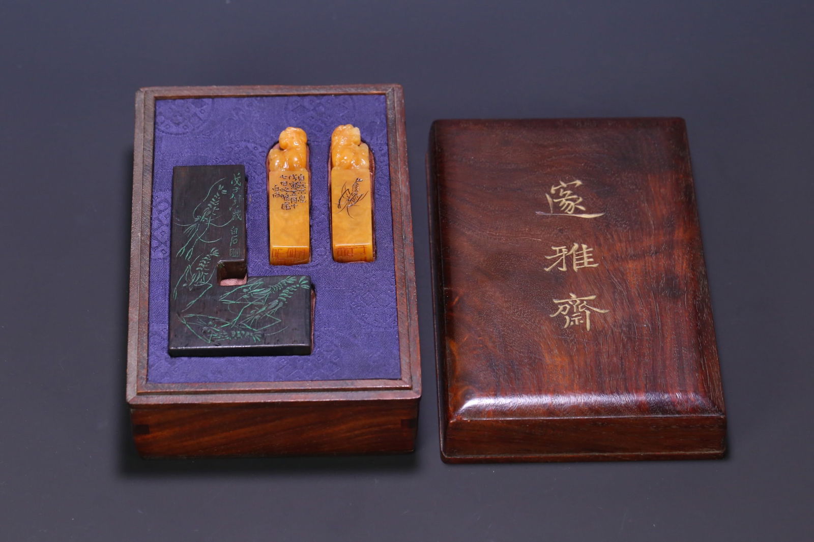 A Set of Fine Tianhuang Stone Lion Seal Eaglewood Seal: A Set of Fine Tianhuang Stone Lion Seal Eaglewood Seal Qing Dynasty, China Size:7.4cmx1.7cmx1.6cm Weight:81g Size:10.1cmx5.9cmx1.1cm (The Dimensions Of All Batches Are Manually Measured.If You Need Mo