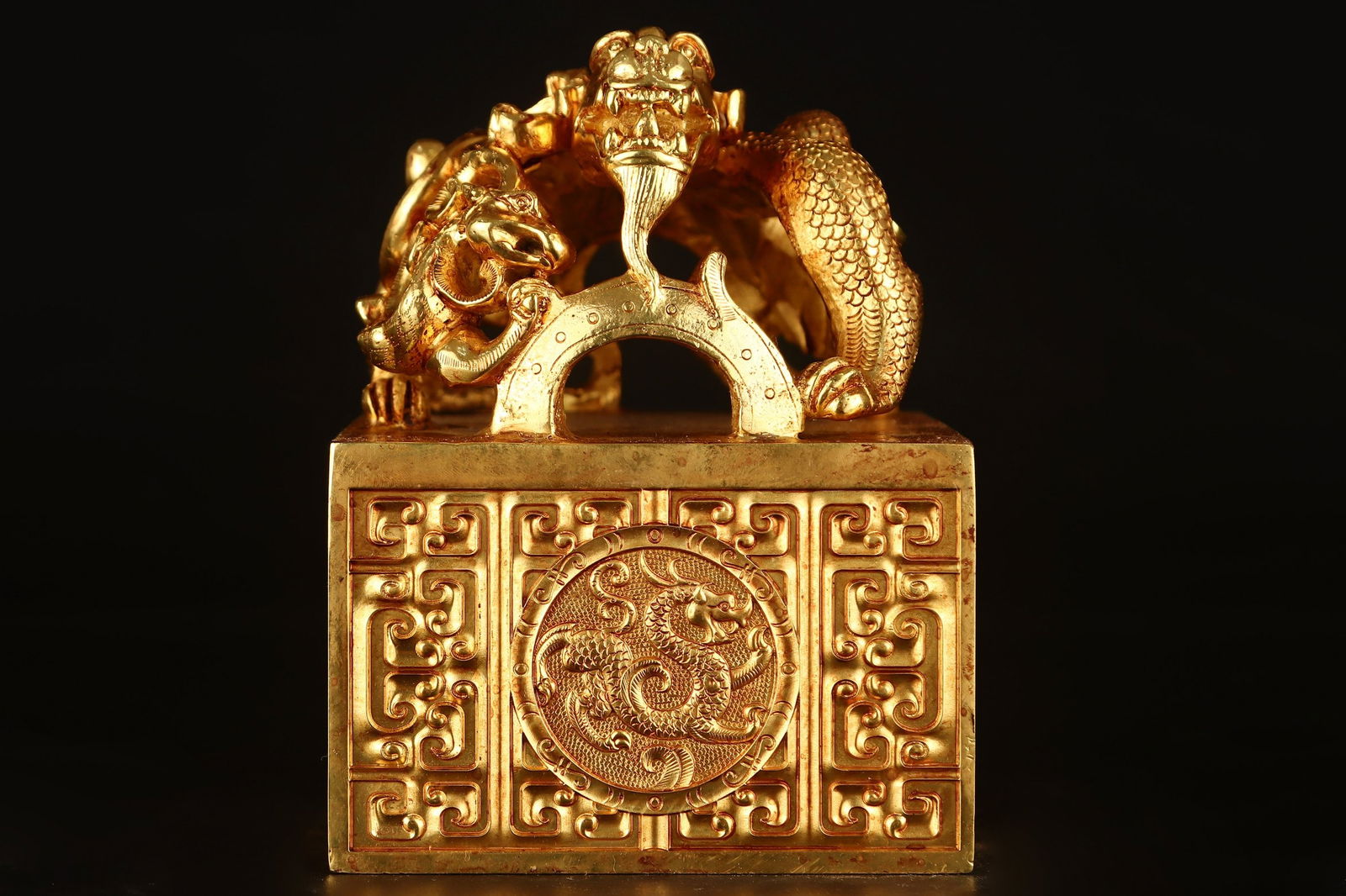 An Exquisite Gilt Bronze Auspicious Beast Seal: An Exquisite Gilt Bronze Auspicious Beast Seal Han Dynasty, China Size:13cmx9cm Weight:4420g (The Dimensions Of All Batches Are Manually Measured.If You Need More Detailed Information, Please Contact