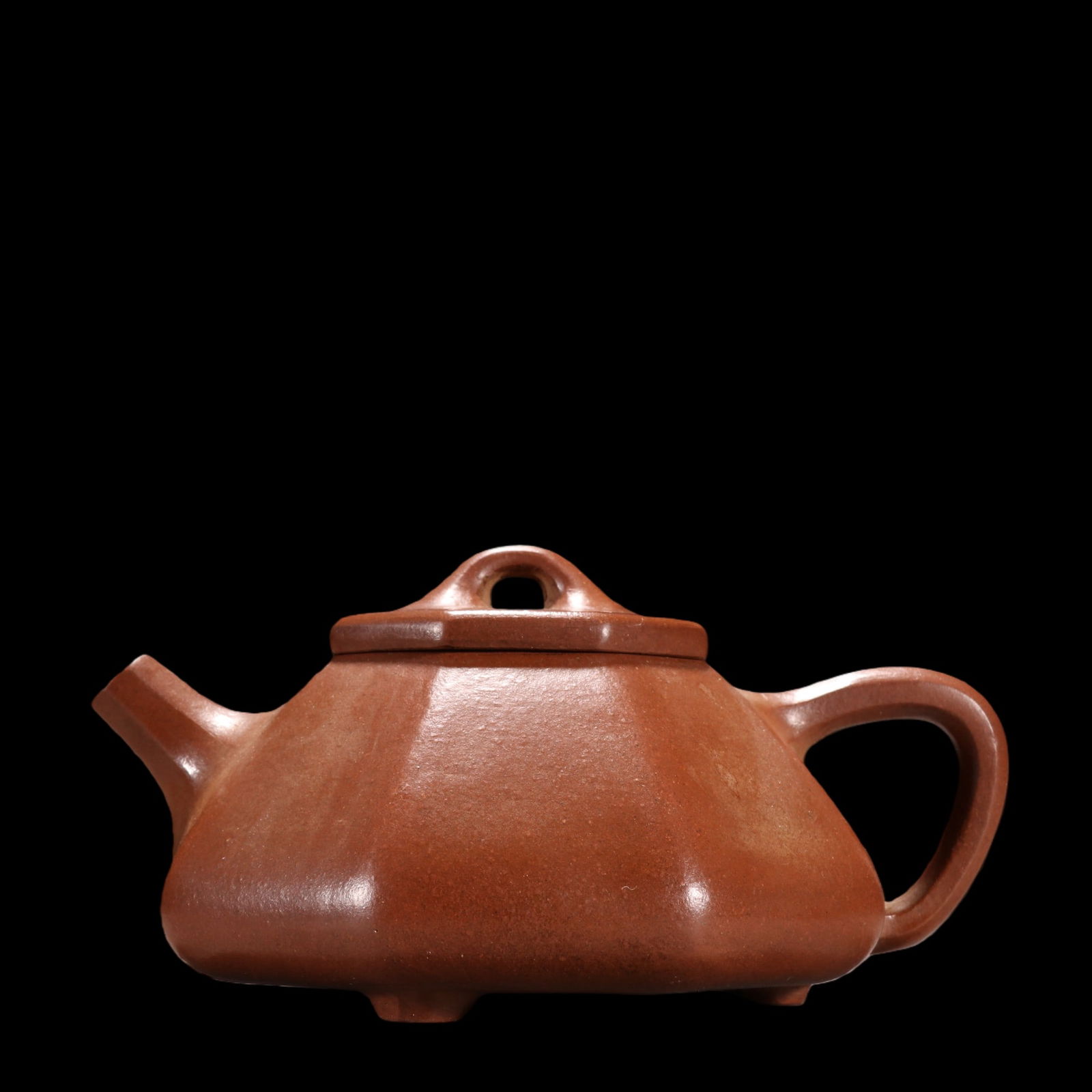 An Exquisite Purple Sands Teapot: An Exquisite Purple Sands Teapot Wu de sheng Size:7.3cmx13.2cm (The Dimensions Of All Batches Are Manually Measured.If You Need More Detailed Information, Please Contact Our Customer Service Before Bi