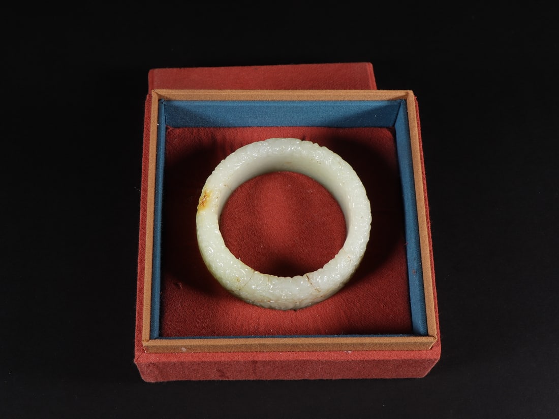 An Exquisite White Jade Bracelets: An Exquisite White Jade Bracelets Han Dynasty, China Size:(inside diameter)6cm Diameter Size:8cm Weight:164g (The Dimensions Of All Batches Are Manually Measured.If You Need More Detailed Information,